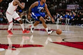 包含西亚卡姆在快船比赛中关键助攻，赛况扑朔迷离引发热议！的词条