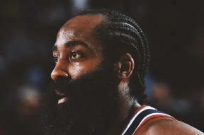 德罗巴迎来十二赛季出色发挥，曼联观众热烈欢呼！