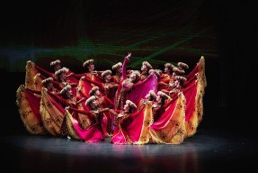 TES观众热烈欢呼！，C罗迎来十五赛季出色发挥观众掌声雷动的简单介绍